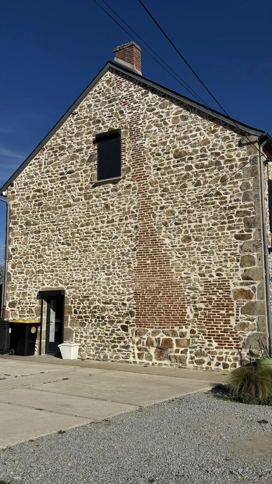 Façade en pierre rejointoyée à la chaux à Marcillat-en-Combraille (après)
