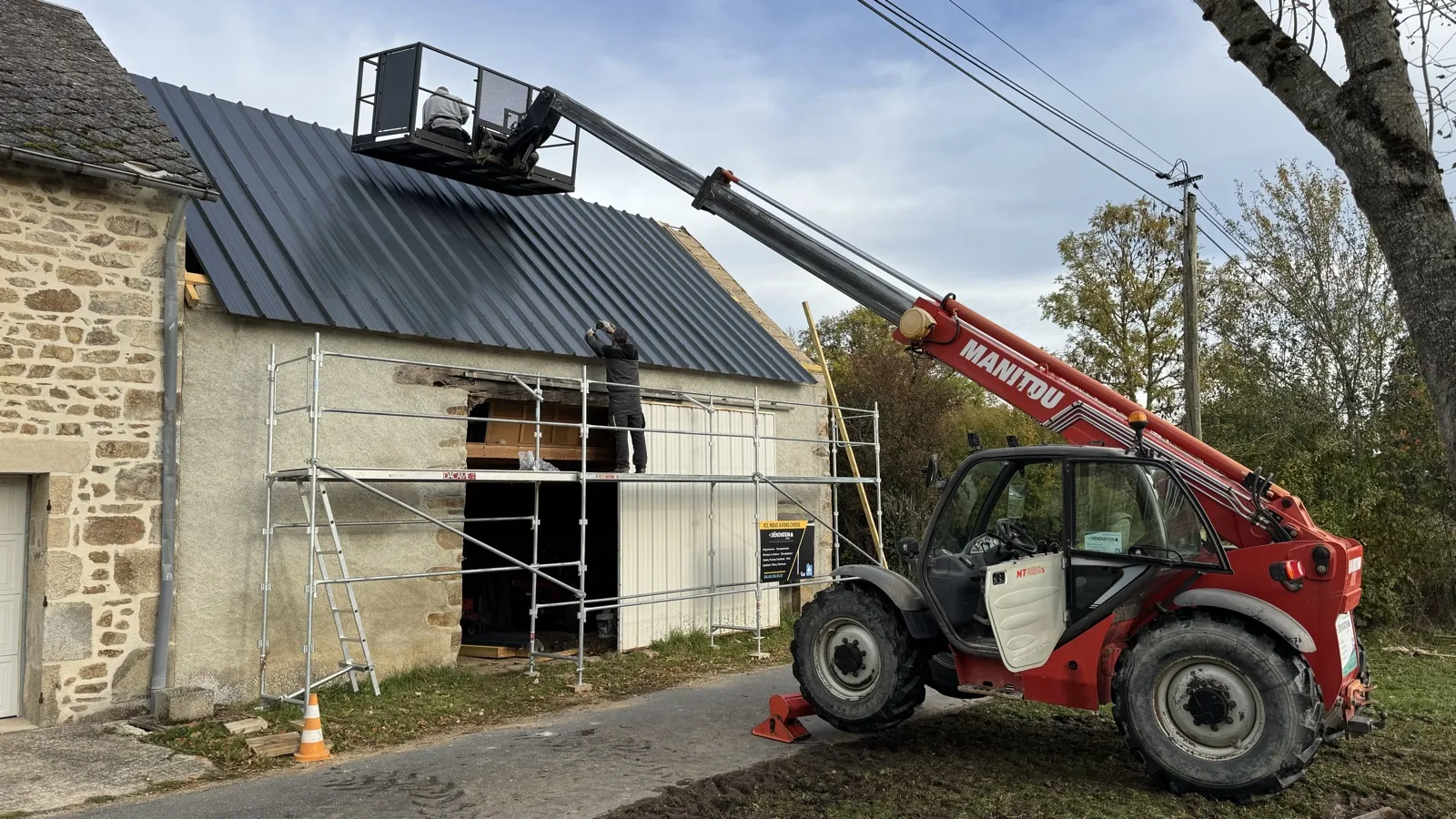 Réfection de toiture bac acier sur grange en pierre à Marcillat (après)