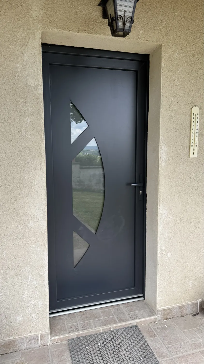 Menuiseries aluminium anthracite et volets roulants à Saint-Maurice-près-Pionsat