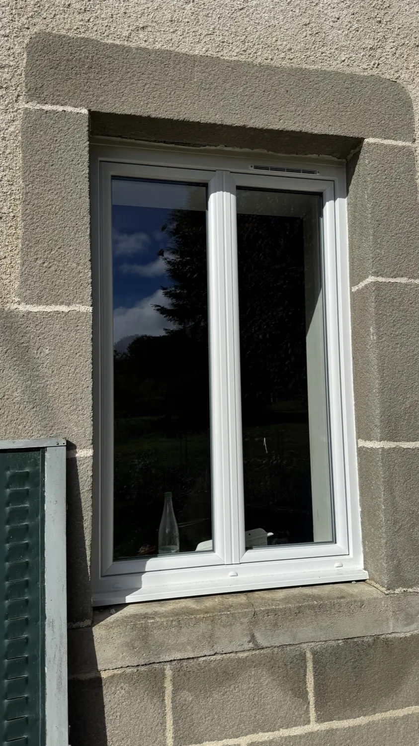Fenêtres PVC posées sur maison en pierre à Roche-d'Agoux